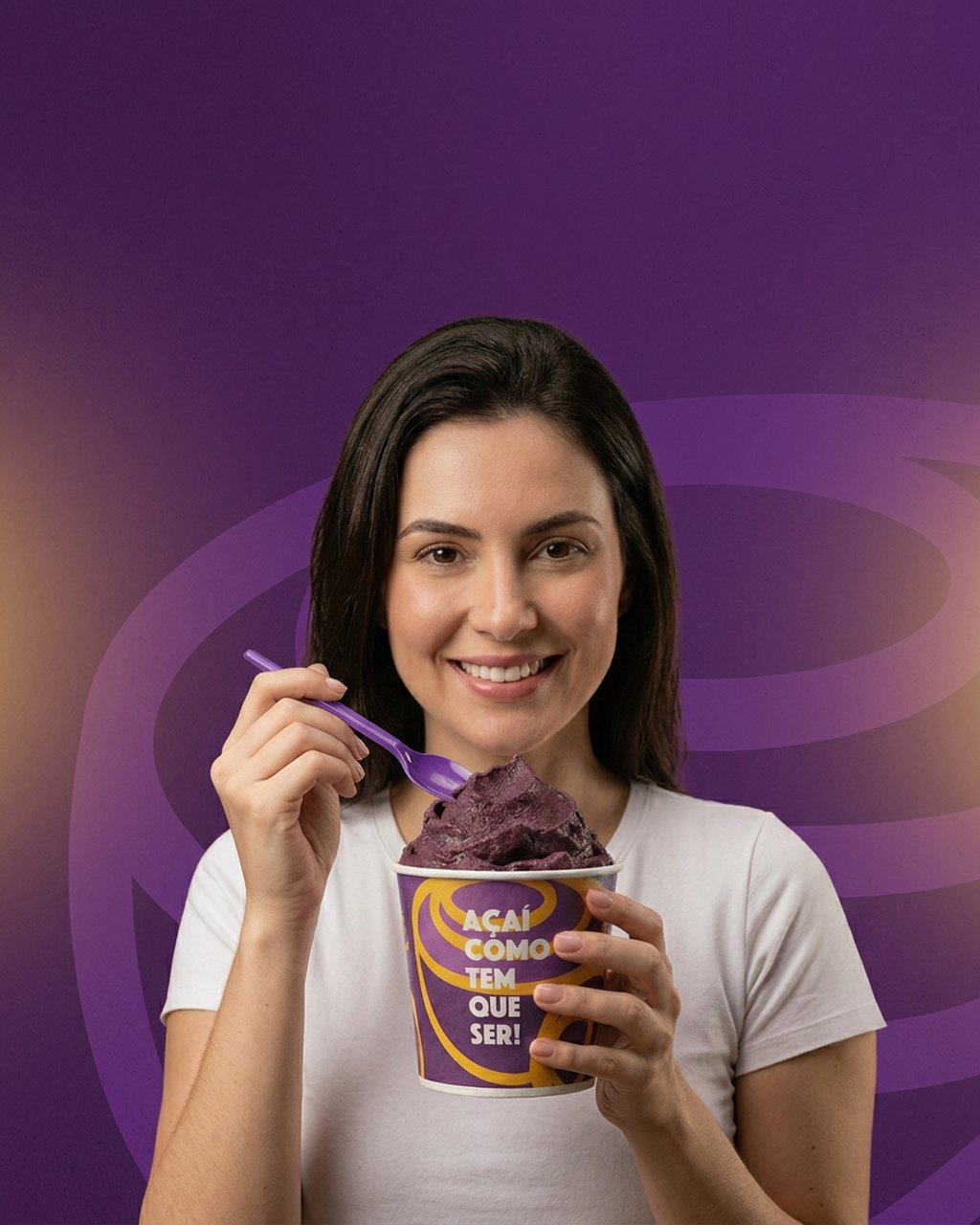 Cliente sorrindo segurando pote AÇAIST com açaí cremoso, sobre fundo roxo da marca
