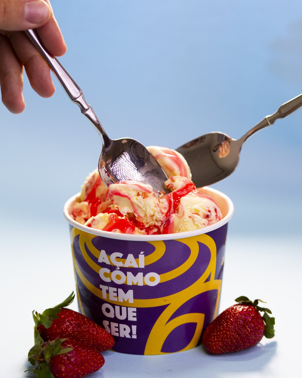 Pote AÇAIST com sorvete cremoso, calda de morango e morangos frescos
